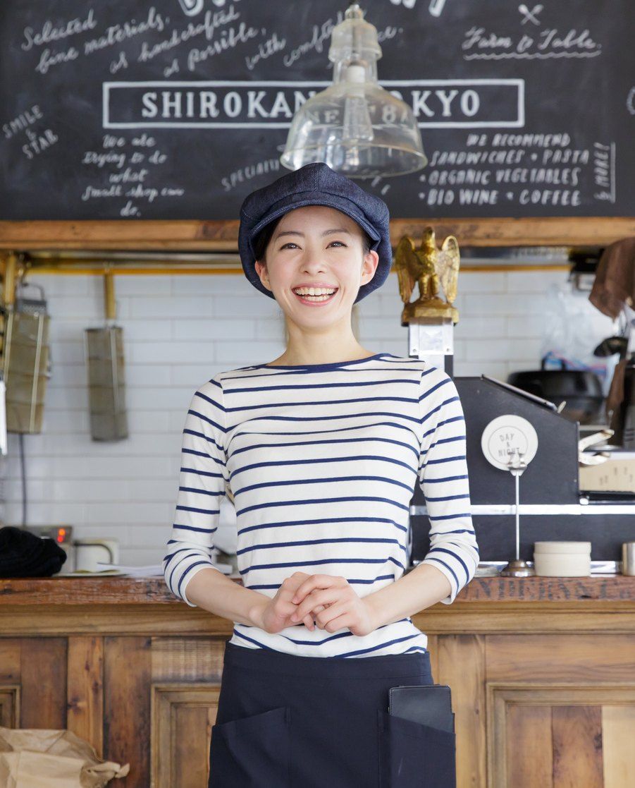 カフェのカウンターで笑顔の女性店員